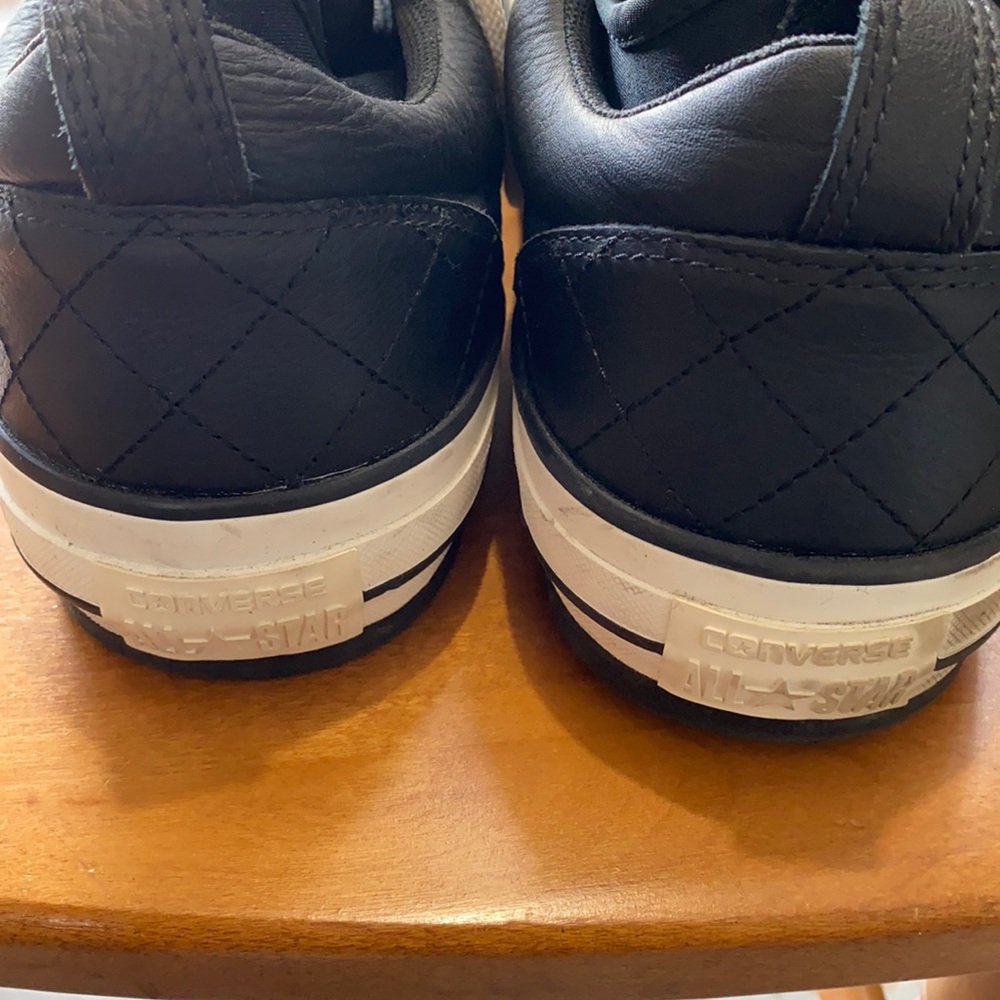 Men converse
